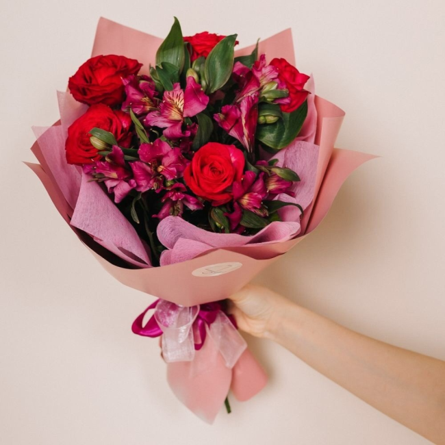 Букет цветов "Рубиновый" Букет цветов "Рубиновый"